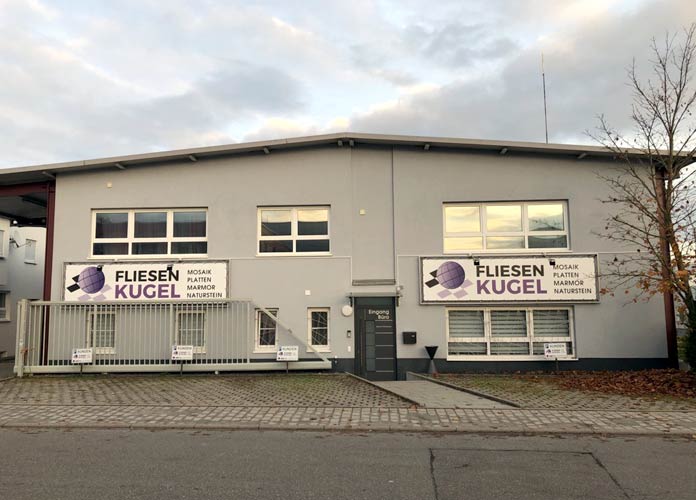 Ausstellungsraum von Fliesen Kugel in Nufringen mit Fliesenmustern und Beratung für Kunden aus der Region