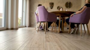 Wohnzimmer im modernen Stil mit Fliesen in Holzoptik