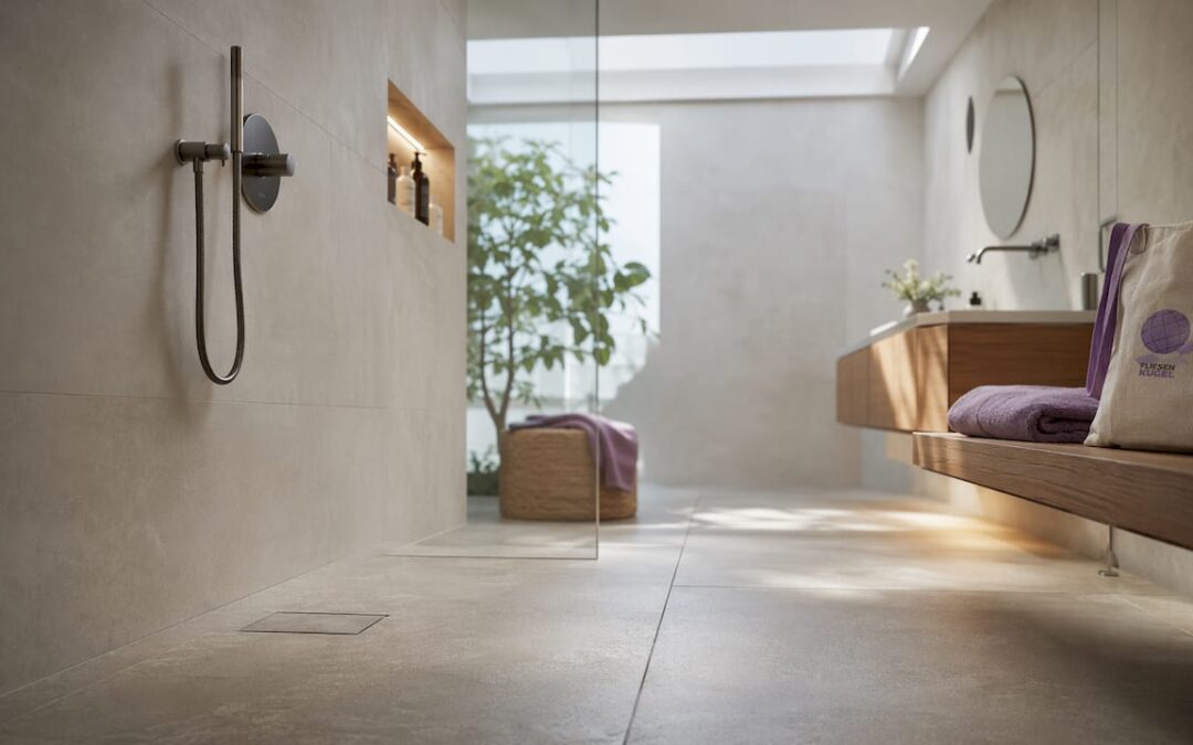Das Badezimmer überzeugt mit einer ebenerdigen Dusche und stilvollen, modernen Fliesen.