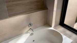 Badewanne mit neu gefliesten Wänden und fachgerechter Abdichtung