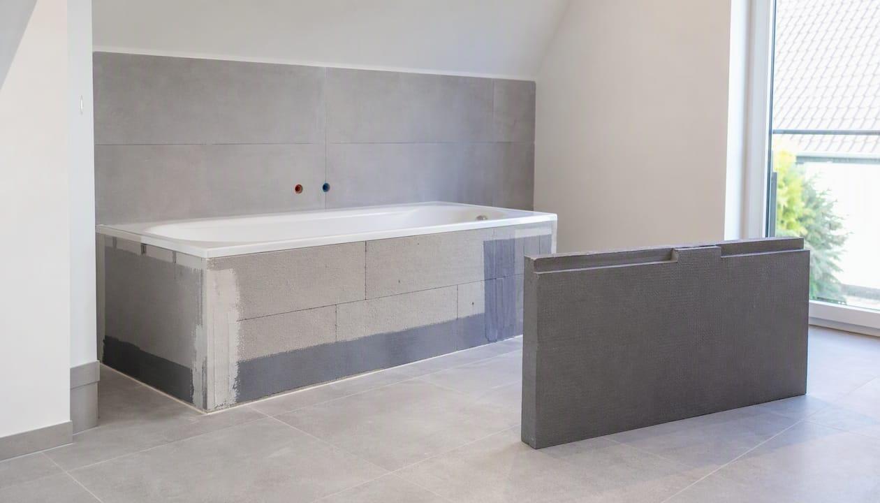 Badewannenverkleidung aus Porenbeton oder Hartschaum: praktische und moderne Lösungen für Ihr Badezimmer