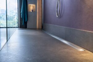 Dusche ohne Einstieg mit gefliestem Gefälle