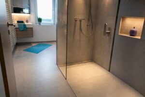 Barrierefreies, frisch renoviertes Badezimmer