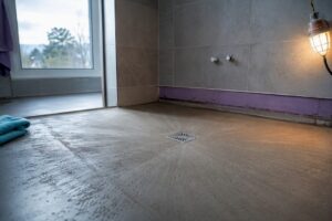 Barrierefreie Dusche mit Ablauf im Neubau