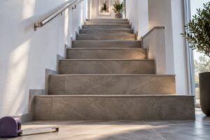 Gerade Innentreppe mit gefliesten Stufen