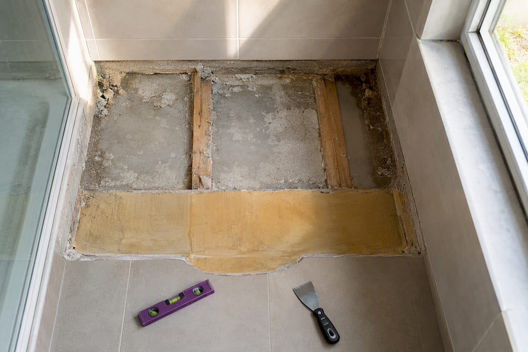 Freigelegter Untergrund unter der Dusche