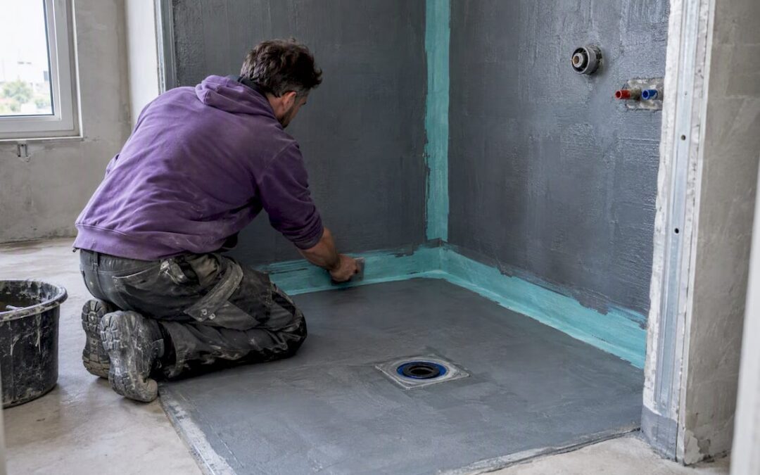 Abgedichtete Ecke zwischen Wand und Boden in einer ebenerdigen Dusche