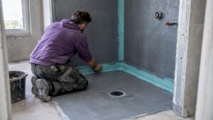 Abgedichtete Ecke zwischen Wand und Boden in einer ebenerdigen Dusche