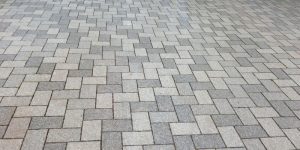 Gepflasterte Stellfläche mit grauem Rechteckpflaster für Einfahrt und Parkplatz