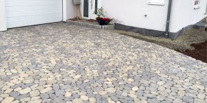 Außenpflaster in warmen Beige-, Gelb- und Rosatönen für Wege und Hofflächen