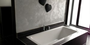 Elegantes Badezimmer mit großflächigen schwarzen Natursteinfliesen – Referenz im Raum Sindelfingen