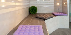 Modernes Badezimmer mit Fliesen in Holzoptik und wohnlicher Atmosphäre