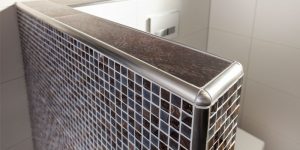 Badezimmer mit blauem Mosaik und dekorativer Flächengestaltung