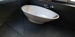 Elegantes Badezimmer mit großflächigen schwarzen Natursteinfliesen – Referenz im Raum Sindelfingen