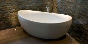 Modernes Bad mit Natursteinoptik und eleganter Wandgestaltung – Referenz im Raum Böblingen