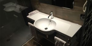 Modernes Bad mit schwarzem Waschbecken und Natursteinoptik – Referenz bei Böblingen