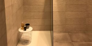 Badezimmer mit orangefarbenen Fliesen und lebendiger Wandgestaltung