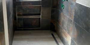 Modernes Bad mit Fliesen in Rostoptik und markanter Oberfläche – Referenz im Raum Calw