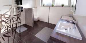 Modernes Bad in Schwarz, Weiß und Grau – Fliesenreferenz im Raum Herrenberg