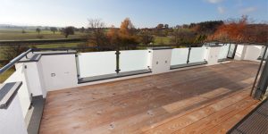 Moderner Balkon mit Fliesen in Holzoptik und Glasgeländer – Referenz im Raum Böblingen