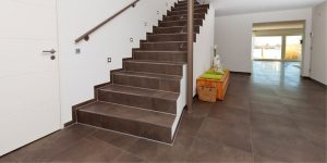 Moderner Eingangsbereich mit grauen Bodenfliesen und gefliester Treppe – Fliesenreferenz für Herrenberg, Gärtringen, Ehningen, Böblingen, Sindelfingen und Calw