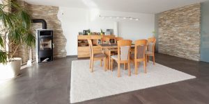 Modernes Esszimmer mit dunklen Bodenfliesen und Natursteinwand – Fliesenreferenz für Herrenberg, Gärtringen, Ehningen, Böblingen, Sindelfingen und Calw