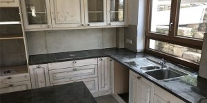 Küche mit Holzoptik und modernen Fliesenflächen – Fliesenreferenz für Herrenberg, Gärtringen, Ehningen, Böblingen, Sindelfingen und Calw