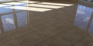 Glänzende Bodenfliesen im Wohnzimmer mit Lichtspiegelung – Fliesenreferenz für Herrenberg, Gärtringen, Ehningen, Böblingen, Sindelfingen und Calw