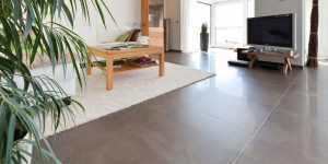 Wohnzimmer mit grauen großformatigen Bodenfliesen – Fliesenreferenz für Herrenberg, Gärtringen, Ehningen, Böblingen, Sindelfingen und Calw