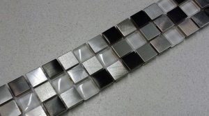 Quadratische Mosaikfliesen im Metallic Look für moderne Raumgestaltung