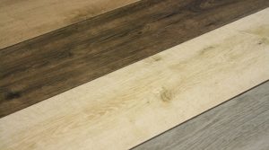 Feinsteinzeugfliesen in verschiedenen Holzoptiken für Wohnbereich und Bad