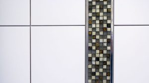 Modernes Mosaik aus Keramikfliesen für dekorative Wandgestaltung