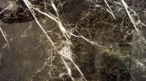 Schwarze Feinsteinzeugfliesen in Marmoroptik für exklusive Raumgestaltung