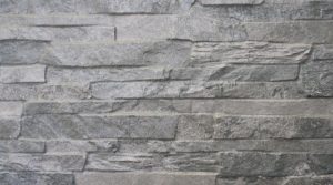 Feinsteinzeugfliesen in Schichtsteinoptik für moderne Wand- und Bodenflächen